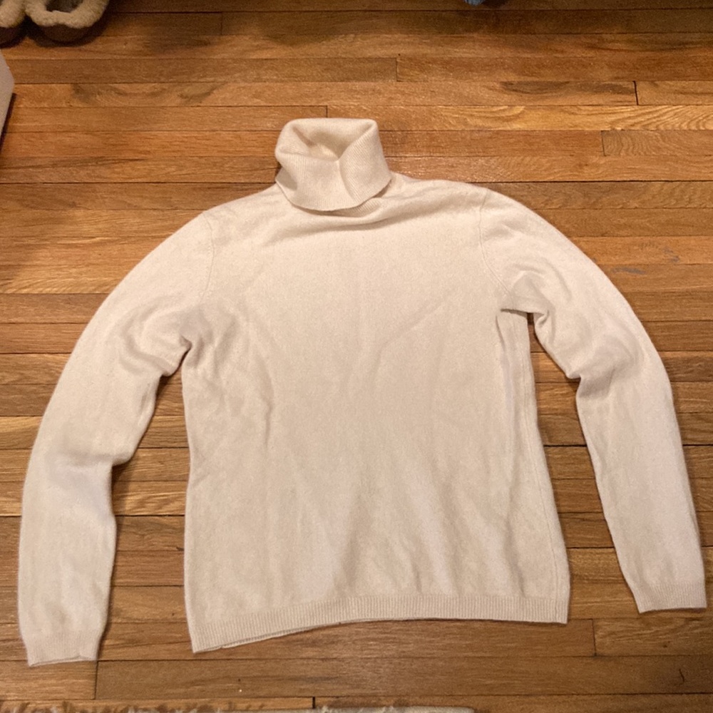 Neiman Marcus Cream Cashmere Turtleneck Size M